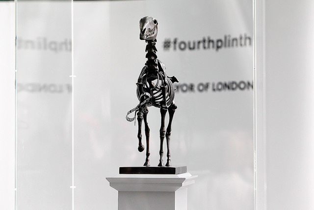 Монумент-палец и скелет лошади на Трафальгарской площади (фото 2)