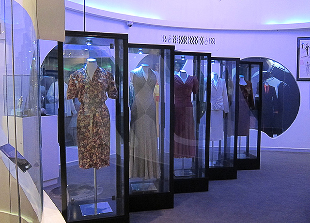 Знаменитое платье Мадонны из клипа Material Girl выставлено на продажу (фото 3)