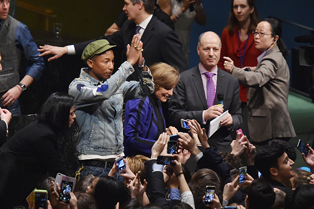 Фаррелл Уильямс отметил Международный день счастья с ООН (фото 3)