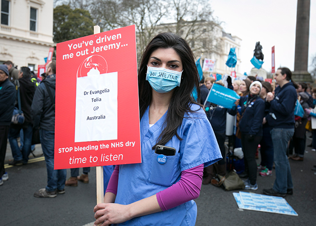 Вивьен Вествуд протестует в поддержку молодых врачей (фото 2)