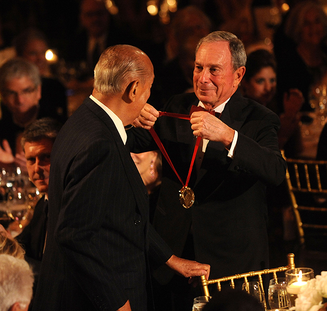 Оскар де ла Рента получил медаль отличия в Нью-Йорке (фото 1)