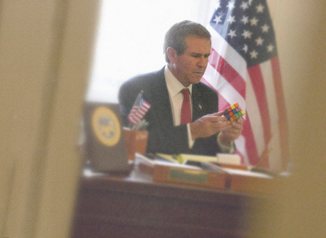 Джордж Буш с кубиком рубиком, 2005 "Папарацци! Фотографы, звезды и художники": новая выставка во Франкфурте (фото 1)