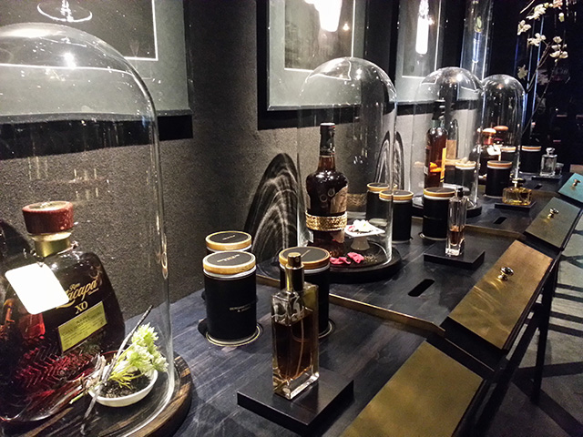 Первый в мире концепт-бар с коктейлями на основе известных духов (фото 3)