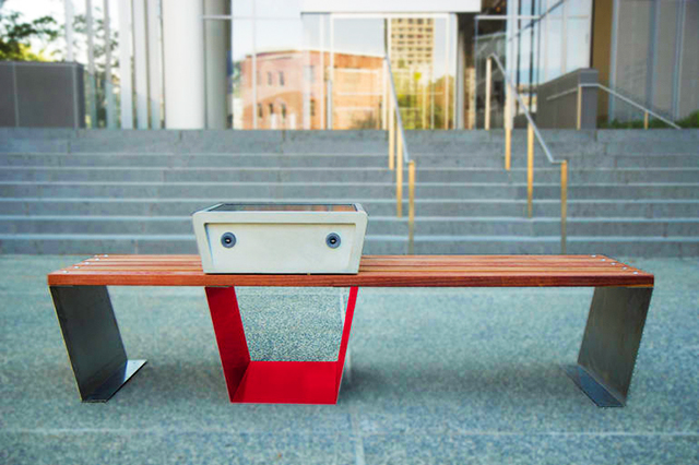 Жители Бостона смогут подзаряжать телефоны от скамеек (фото 2)