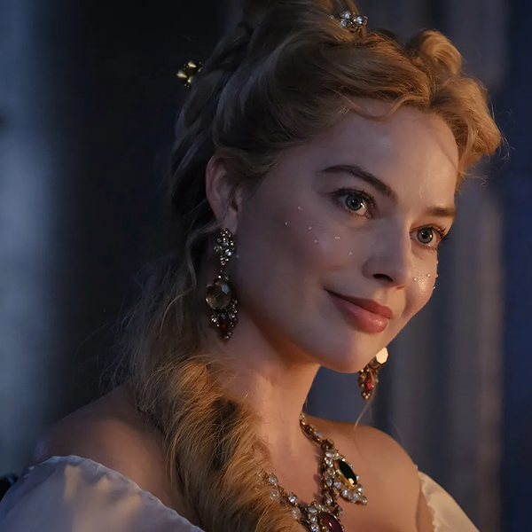 Как повторить прически Марго Робби из «Грозового перевала»? Туториал от стилистов