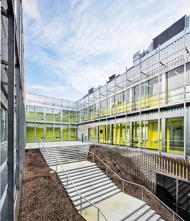 Волнообразный фасад здания от Périphériques architects (фото 3)