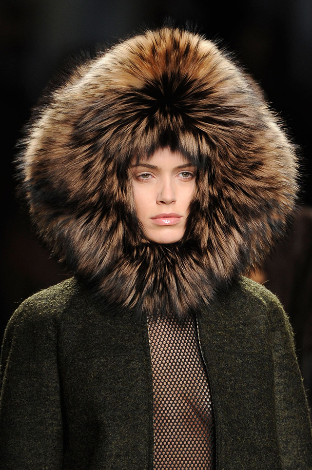 Вещь дня: меховая шапка Fendi (фото 2)