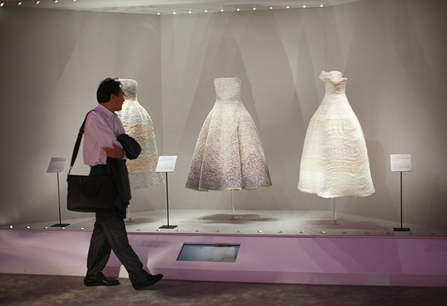 Натали Портман на выставке Miss Dior в Шанхае (фото 2)