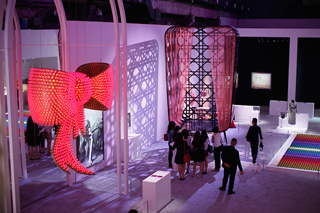 Натали Портман на выставке Miss Dior в Шанхае (фото 5)