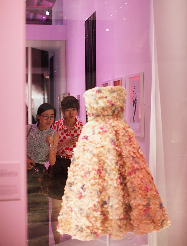 Натали Портман на выставке Miss Dior в Шанхае (фото 3)