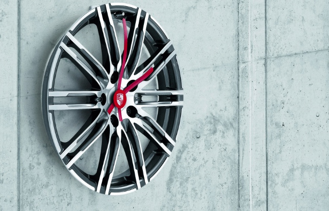 Настенные часы из обода колеса Porsche 911 Turbo (фото 1)