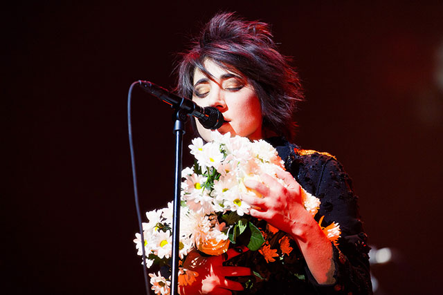 "Я маленький человек, мне нужно куда-то плыть": гастрольный тур Земфиры закончился двумя концертами в "Олимпийском" (фото 1)