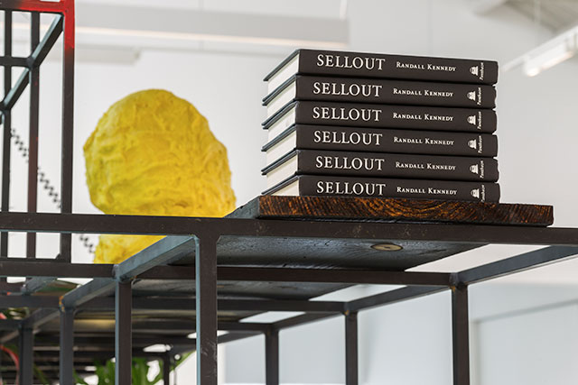 Вид инсталляции «Рашид Джонсон: Улыбка» в галерее Hauser & Wirth. Лондон, 2015 Весна в "Гараже": три новых выставки Музея современного искусства (фото 3)