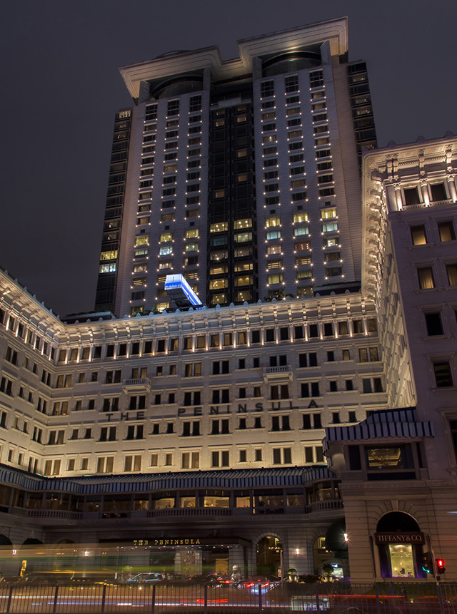 На крыше отеля Peninsula в Гонконге появился автобус (фото 1)