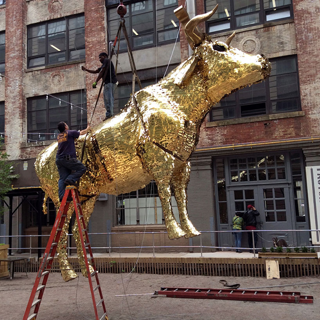"Золотого быка" с деньгами разобьют в Бруклине (фото 4)