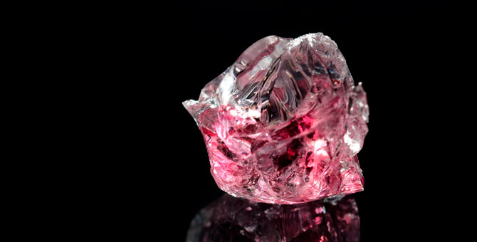 Sotheby's продал самый крупный розовый бриллиант из России
