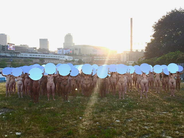 100 женщин разделись для Дональда Трампа (фото 1)