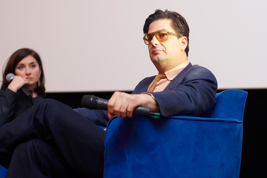 Говорят, что испытание сытостью сложнее испытания голодом. Если так, то больше всего страдают дети легендарных кинематографистов: в придачу к миллионам от кассовых сборов фильмов своих родных они получают благоговение публики перед талантом родителей, а, следовательно, завышенные требования к своей работе – в случае выбора той же стези. Сына Фрэнсиса Форда Копполы слава отца не испугала. Наоборот, все факты указывают на то, что семейственность в кинематографе Роман склонен воспринимать с той же великодушной ухмылкой, что и сын известного в столице нейрохирурга по имени Кеша, только что поступивший на первый курс медицинского: "Мой папа что-то рассказывал про этого преподавателя". За смелость и вроде бы уникальный стиль (Уэс Андерсон, мы говорим с высокой долей сомнения) Романа Копполу полюбит Америка. Еще, конечно же, зрителя заманят юмор, ретро-стиль фильмов и потрясающий список актеров – одни Чарли Шин с Биллом Мюрреем чего стоят. Говорят, что испытание сытостью сложнее испытания голодом. Если так, то больше всего страдают дети легендарных кинематографистов: в придачу к миллионам от кассовых сборов фильмов своих родных они получают благоговение публики перед талантом родителей, а, следовательно, завышенные требования к своей работе – в случае выбора той же стези. Сына Фрэнсиса Форда Копполы слава отца не испугала. Наоборот, все факты указывают на то, что семейственность в кинематографе Роман склонен воспринимать с той же великодушной ухмылкой, что и сын известного в столице нейрохирурга по имени Кеша, только что поступивший на первый курс медицинского: "Мой папа что-то рассказывал про этого преподавателя". За смелость и вроде бы уникальный стиль (Уэс Андерсон, мы говорим с высокой долей сомнения) Романа Копполу полюбит Америка. Еще, конечно же, зрителя заманят юмор, ретро-стиль фильмов и потрясающий список актеров – одни Чарли Шин с Биллом Мюрреем чего стоят.