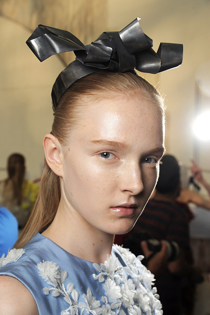 Красота в деталях: украшения для волос на показе Giambattista Valli Couture (фото 3)