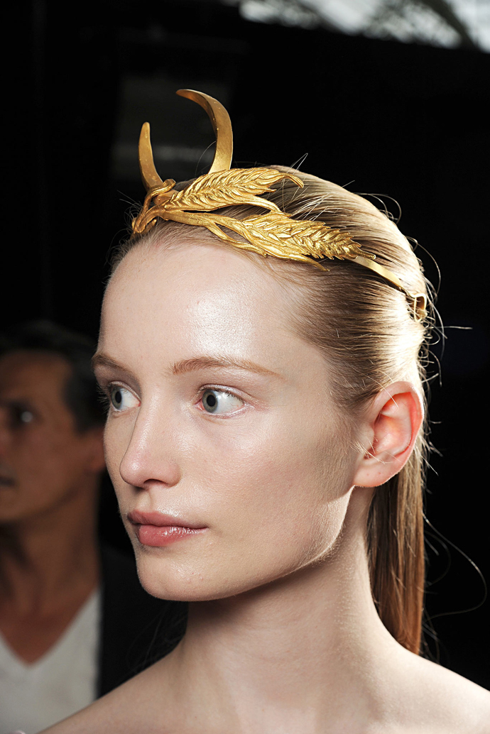Красота в деталях: украшения для волос на показе Giambattista Valli Couture (фото 2)