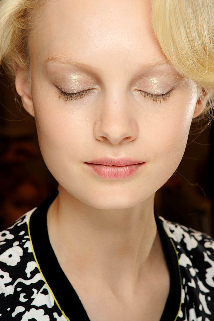 Красота в деталях: облако пудры на показе Armani Privé (фото 7)