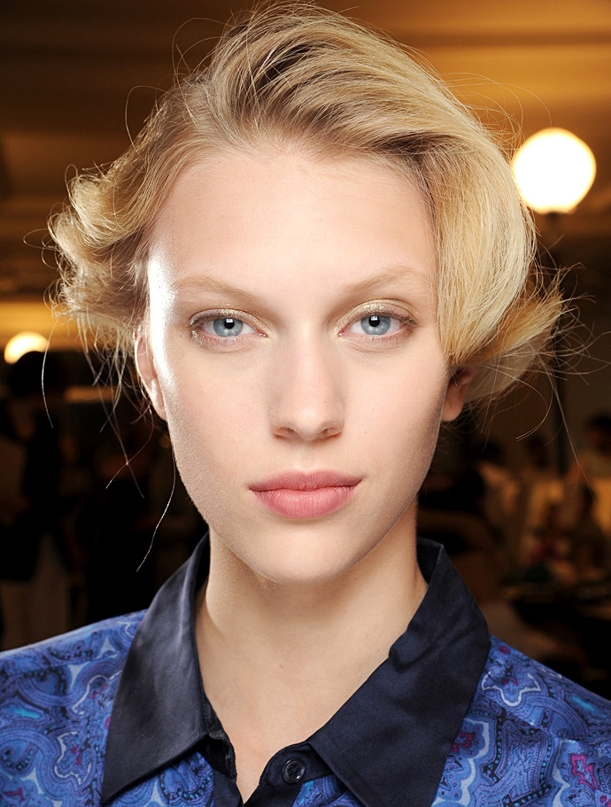 Красота в деталях: облако пудры на показе Armani Privé (фото 6)