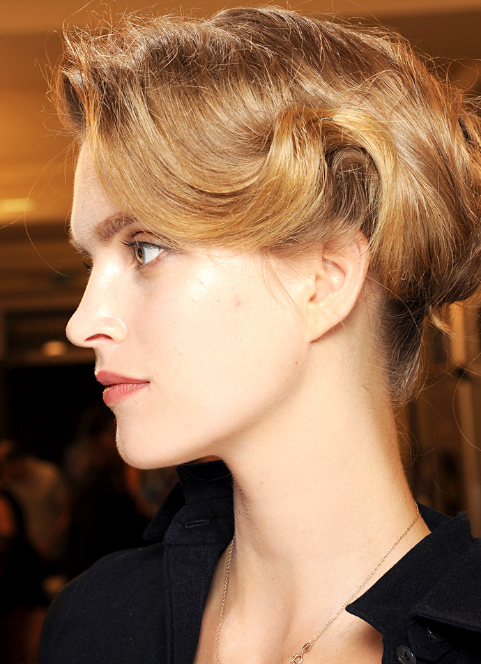 Красота в деталях: облако пудры на показе Armani Privé (фото 2)