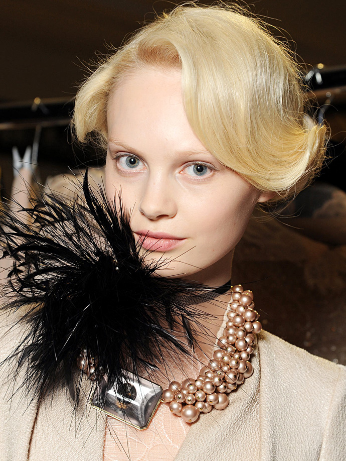 Красота в деталях: облако пудры на показе Armani Privé (фото 5)