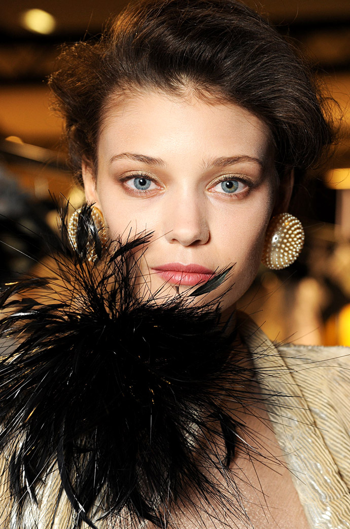 Красота в деталях: облако пудры на показе Armani Privé (фото 1)