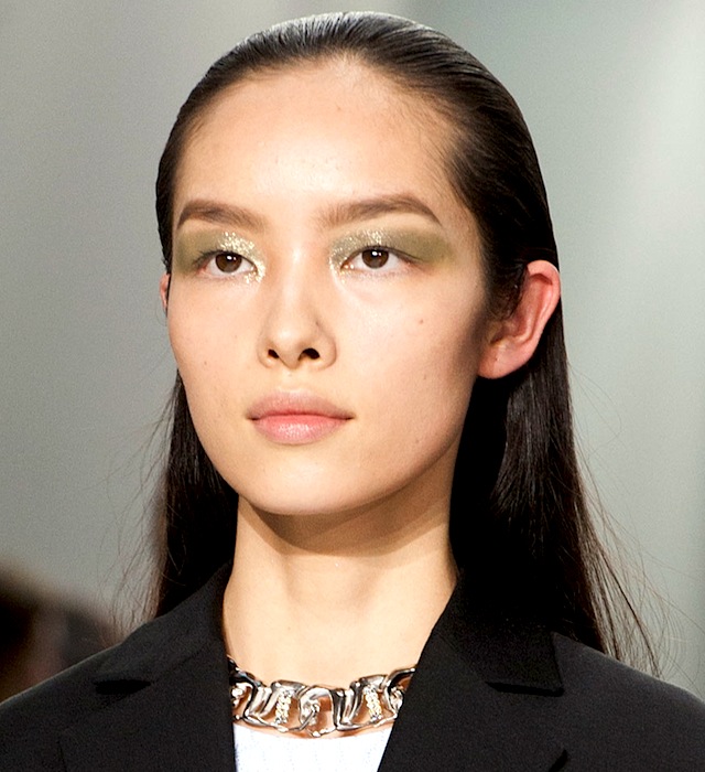 Красота в деталях: металлическое сияние в макияже Christian Dior (фото 2)