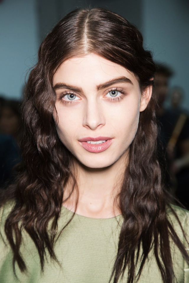 Красота в деталях: образы с показа Giorgio Armani (фото 2)