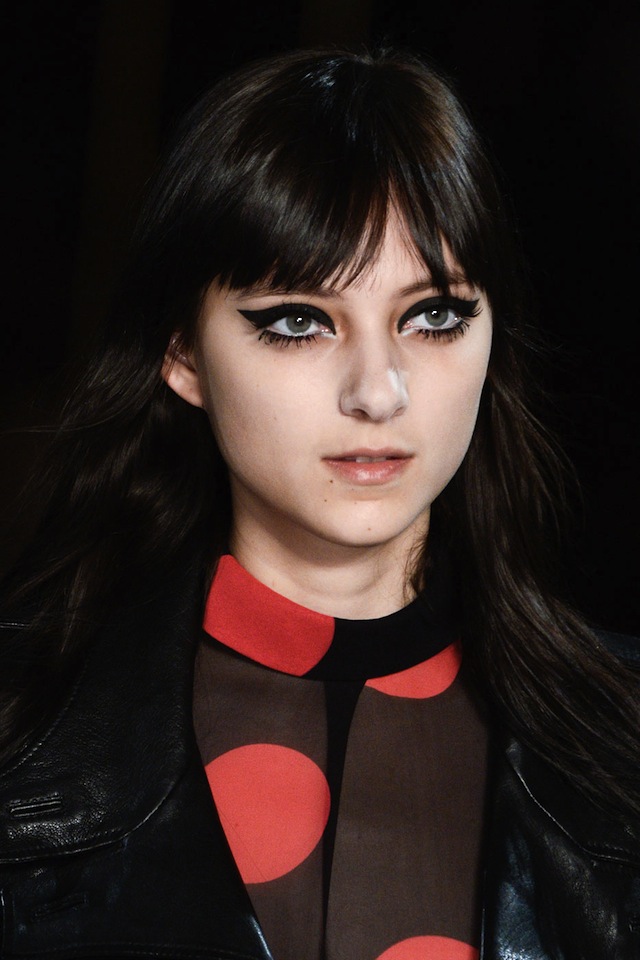 Красота в деталях: образы с показа Saint Laurent (фото 2)