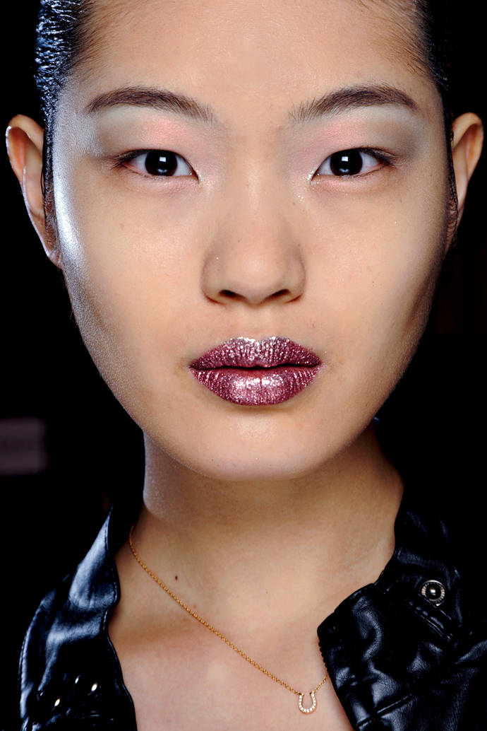 Красота в деталях: металлические губы на показе Christian Dior Couture (фото 7)