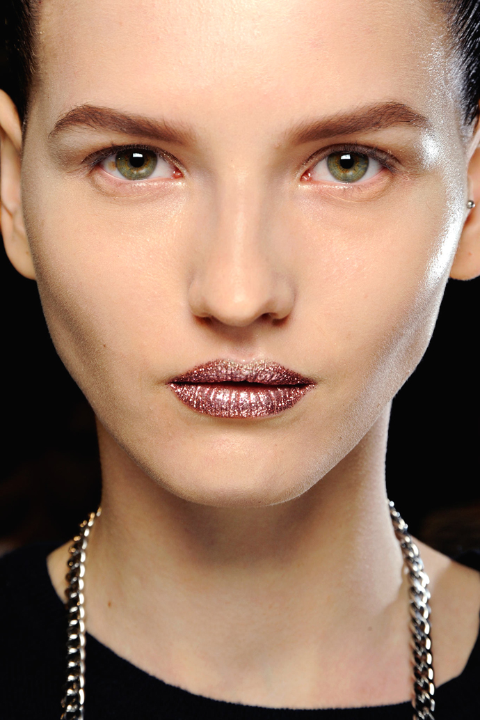 Красота в деталях: металлические губы на показе Christian Dior Couture (фото 5)