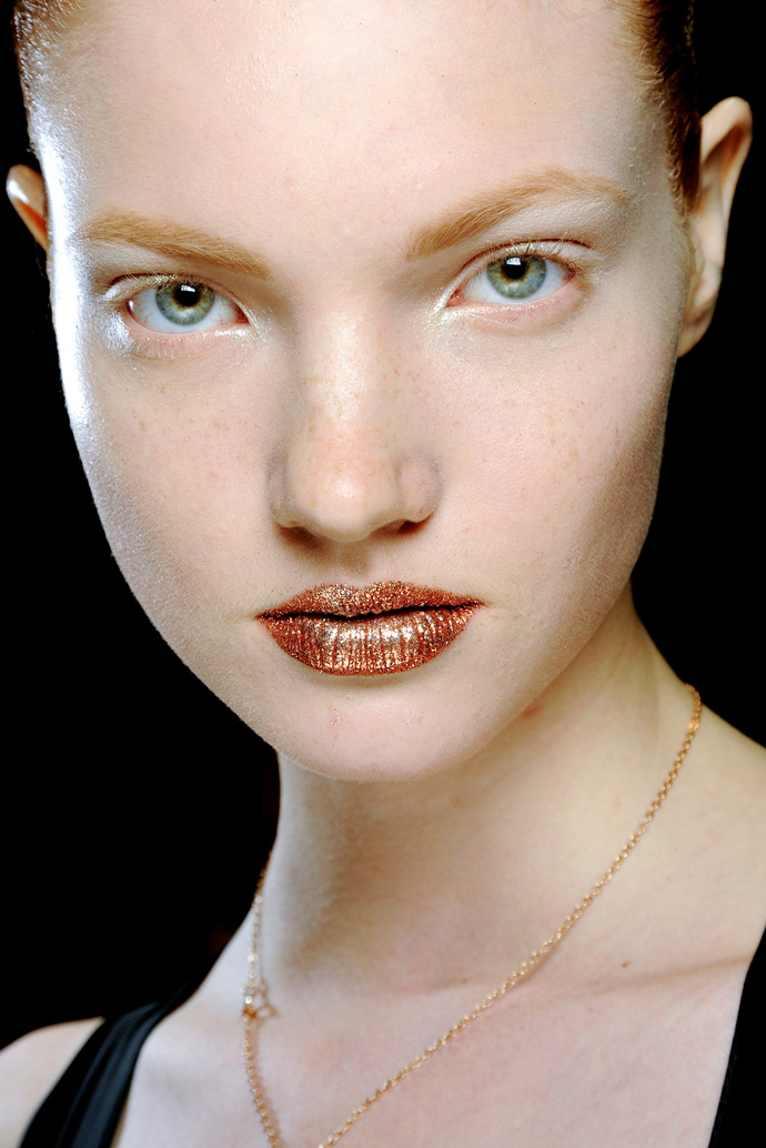 Красота в деталях: металлические губы на показе Christian Dior Couture (фото 4)