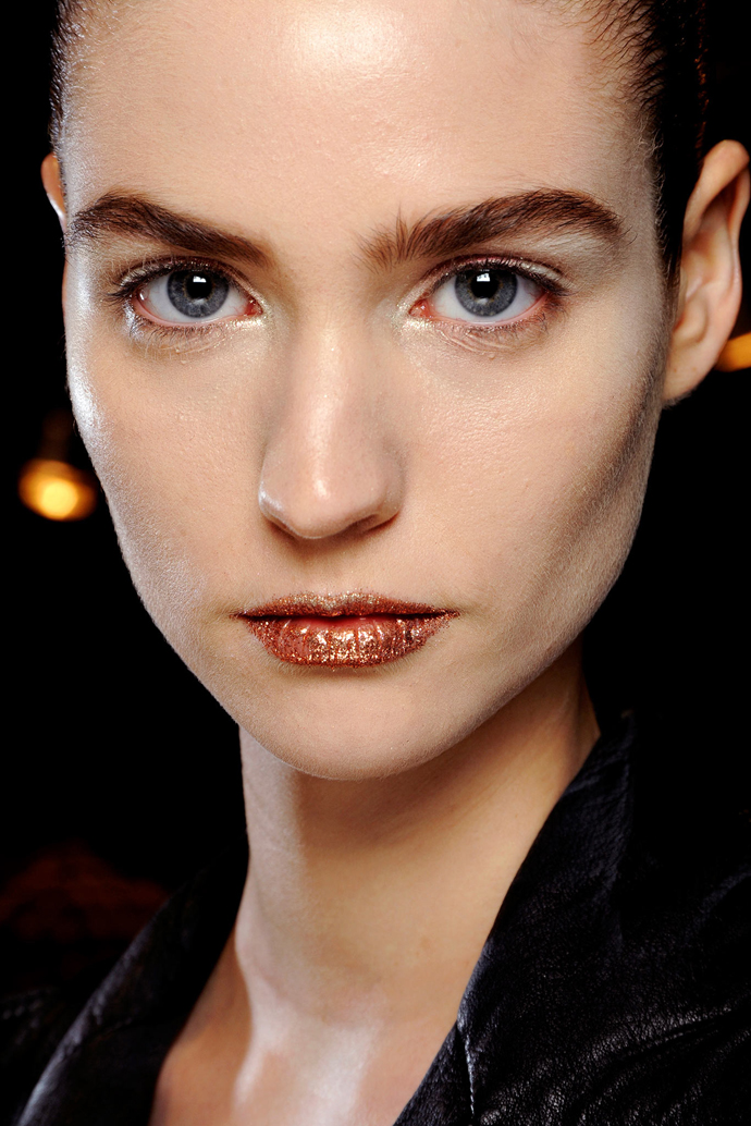Красота в деталях: металлические губы на показе Christian Dior Couture (фото 3)