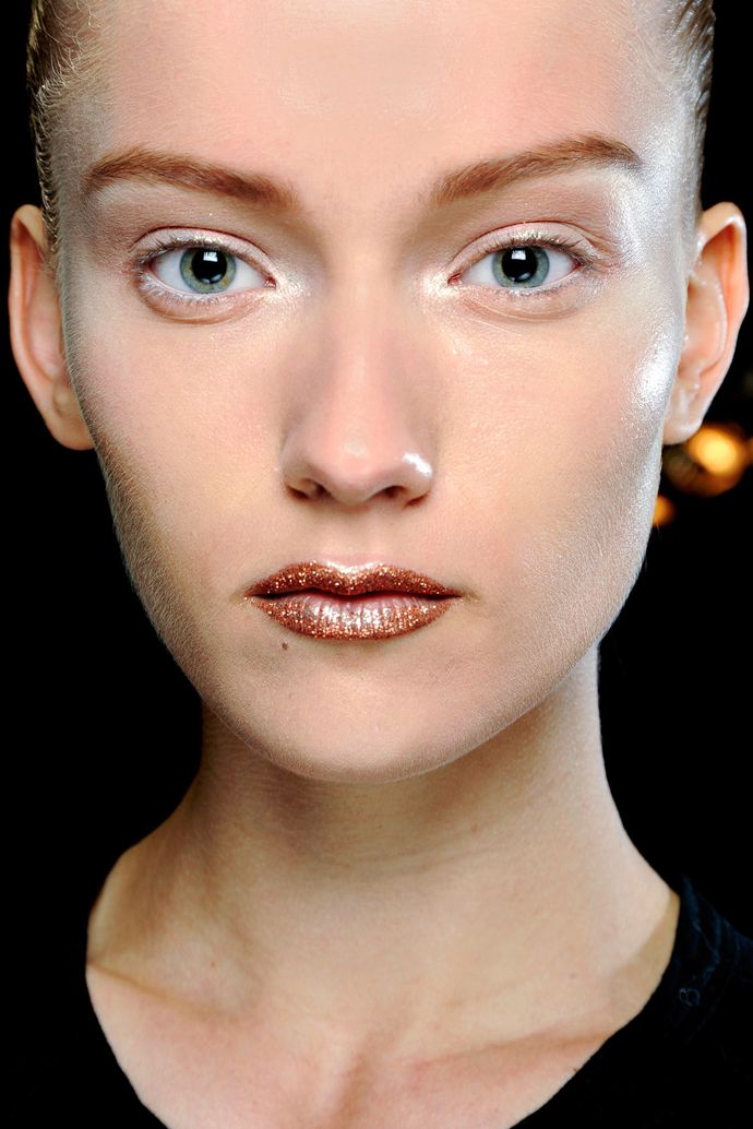 Красота в деталях: металлические губы на показе Christian Dior Couture (фото 2)