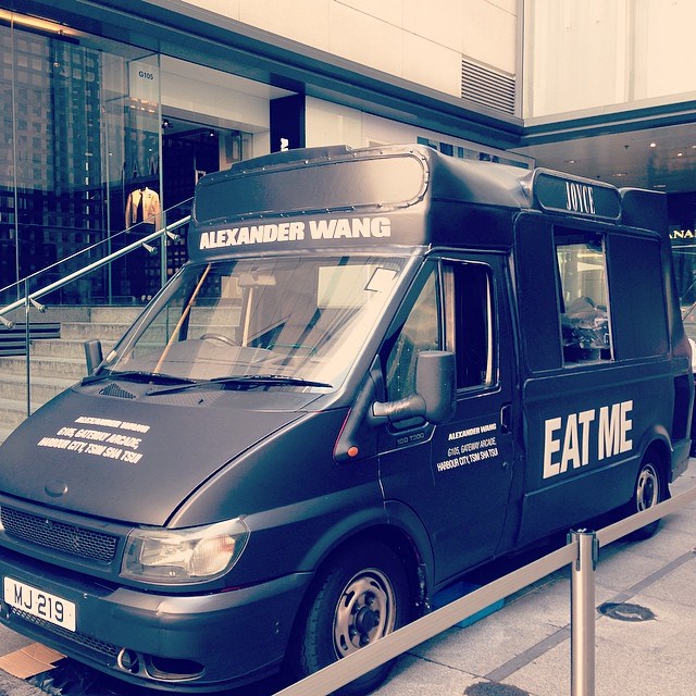 Александр Ванг раздает мороженое (фото 1)