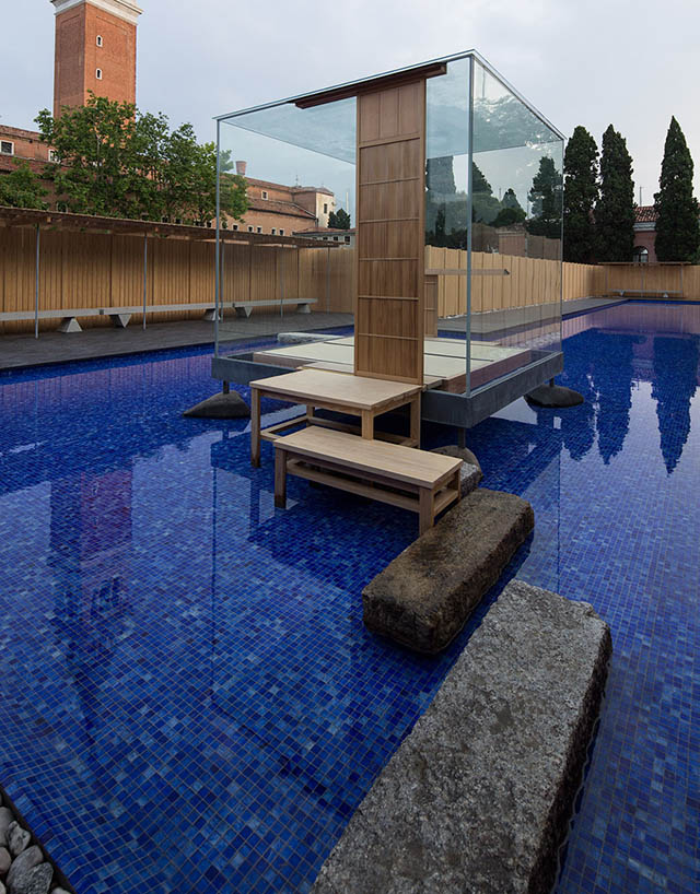 Стеклянная чайная Mondrian на Венецианской арх-биеннале (фото 1)