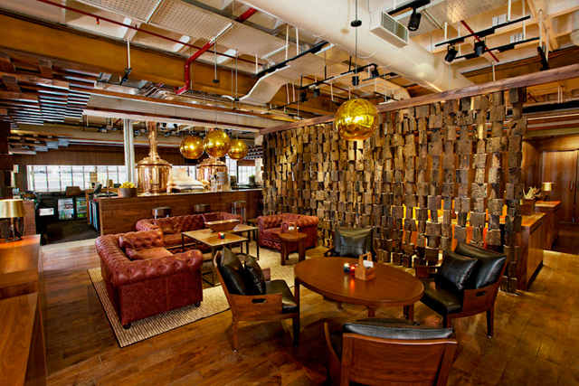 Ресторан-пивоварня "District 6" в индийском городе Бангалор (фото 1)