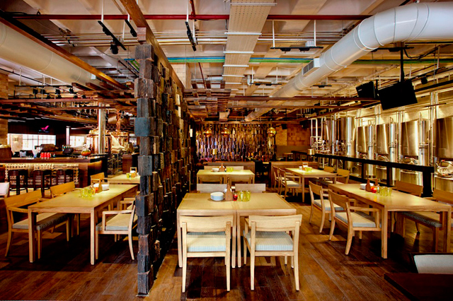 Ресторан-пивоварня "District 6" в индийском городе Бангалор (фото 4)