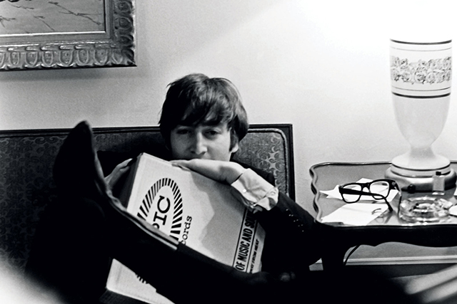 Выставка фотографий The Beatles в Four Seasons Hotel George V (фото 1)