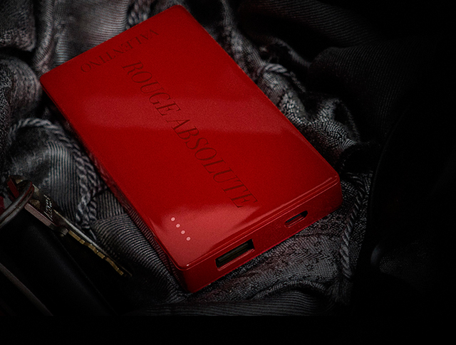 Valentino x Mophie выпустили портативную зарядную станцию (фото 2)