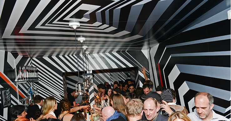 Зигзагообразный бар Oppenheimer в Нью-Йорке (фото 6)