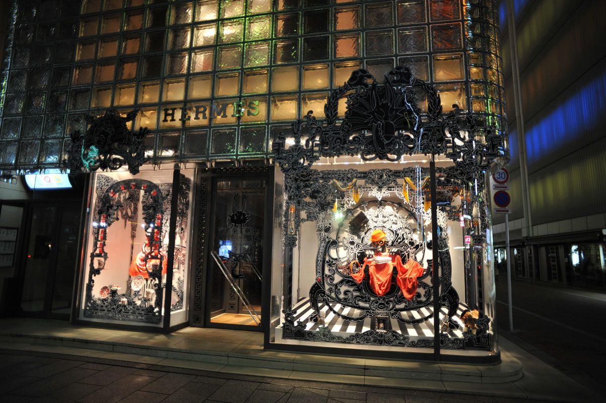 Код витрина. Витрины Хермес. Витрины бутика Hermes в Токио. Витрина Эрмес. Красивые витрины магазинов.