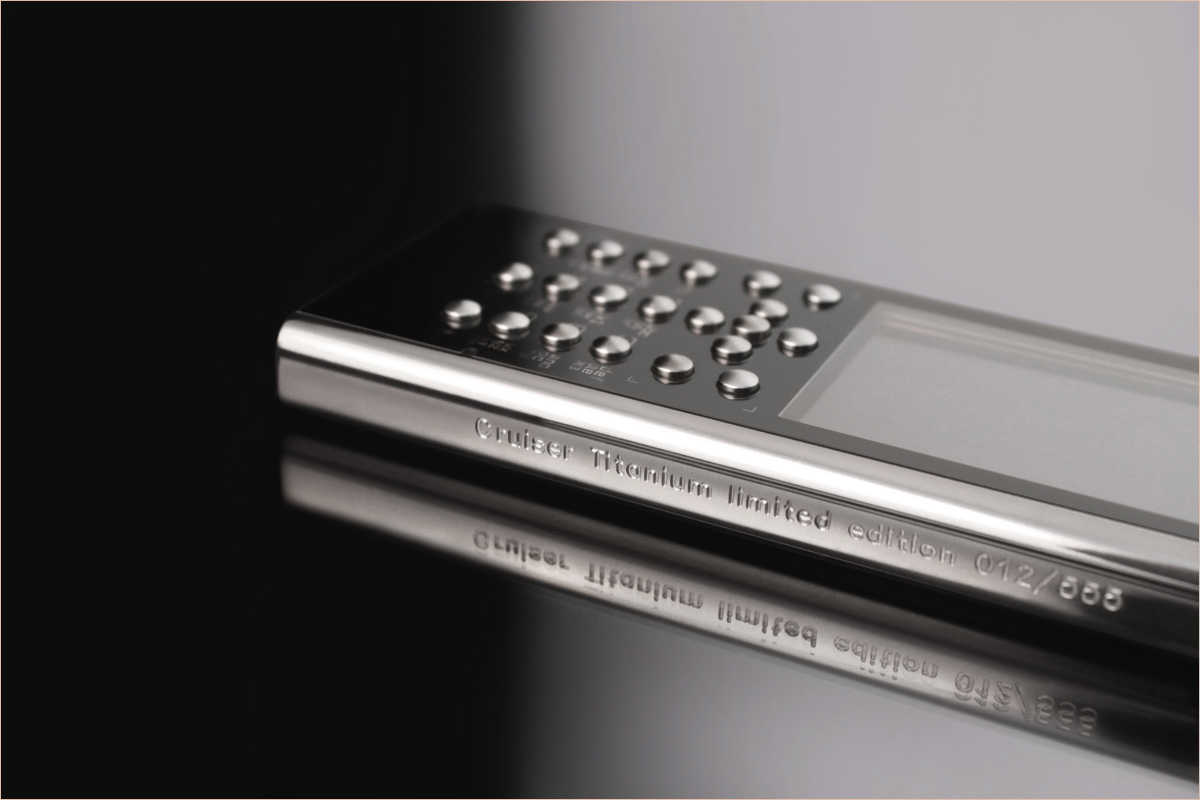 Первый телефон из полированного титана (фото 1)