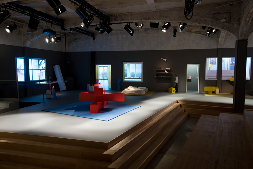 "Игрушечная" мебель на показе Prada (фото 8)