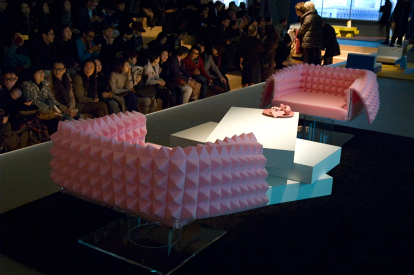 "Игрушечная" мебель на показе Prada (фото 2)