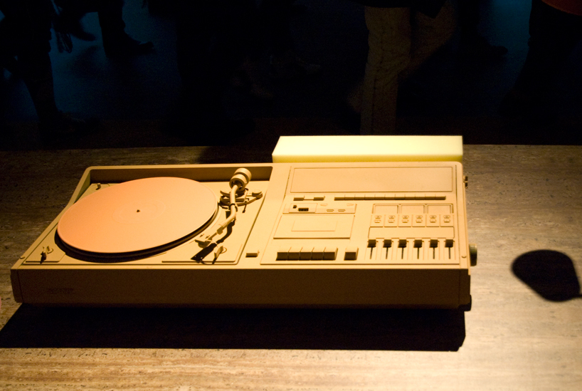 "Игрушечная" мебель на показе Prada (фото 5)