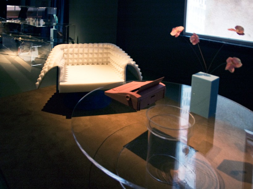 "Игрушечная" мебель на показе Prada (фото 1)